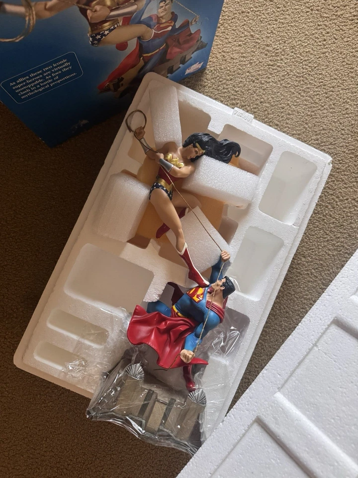 2007 DC Direct WONDER WOMAN VS SUPERMAN Statue #556/2000 - Image 3 of 4