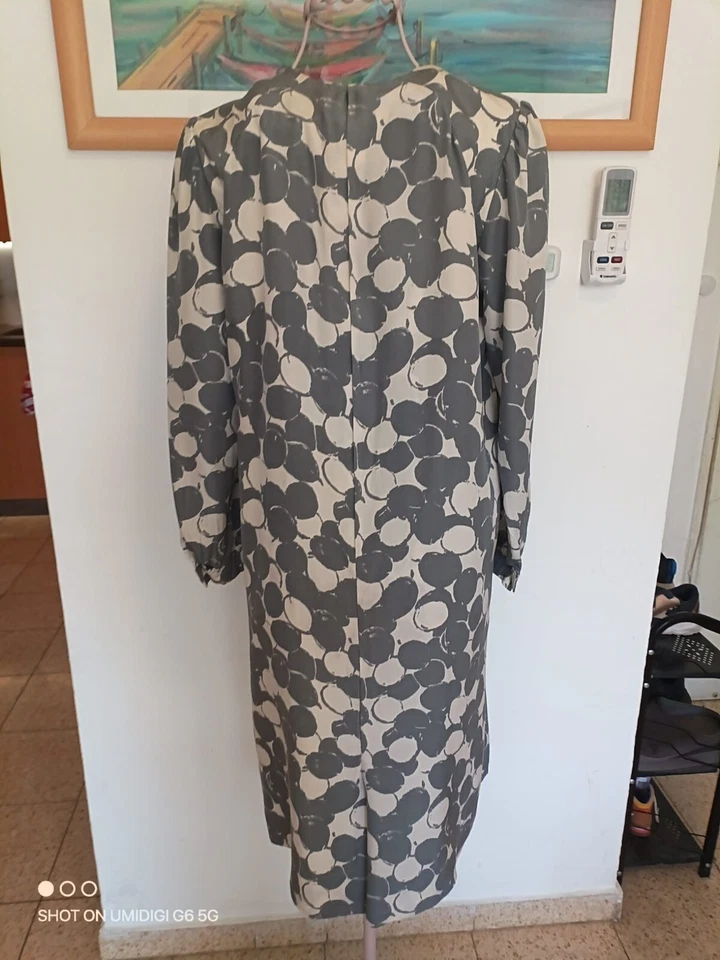 Vestido Vintage Givenchy × Lapine 100% Seda M • Colla de Bolinhas Cinza-Creme - Imagem 2 de 4