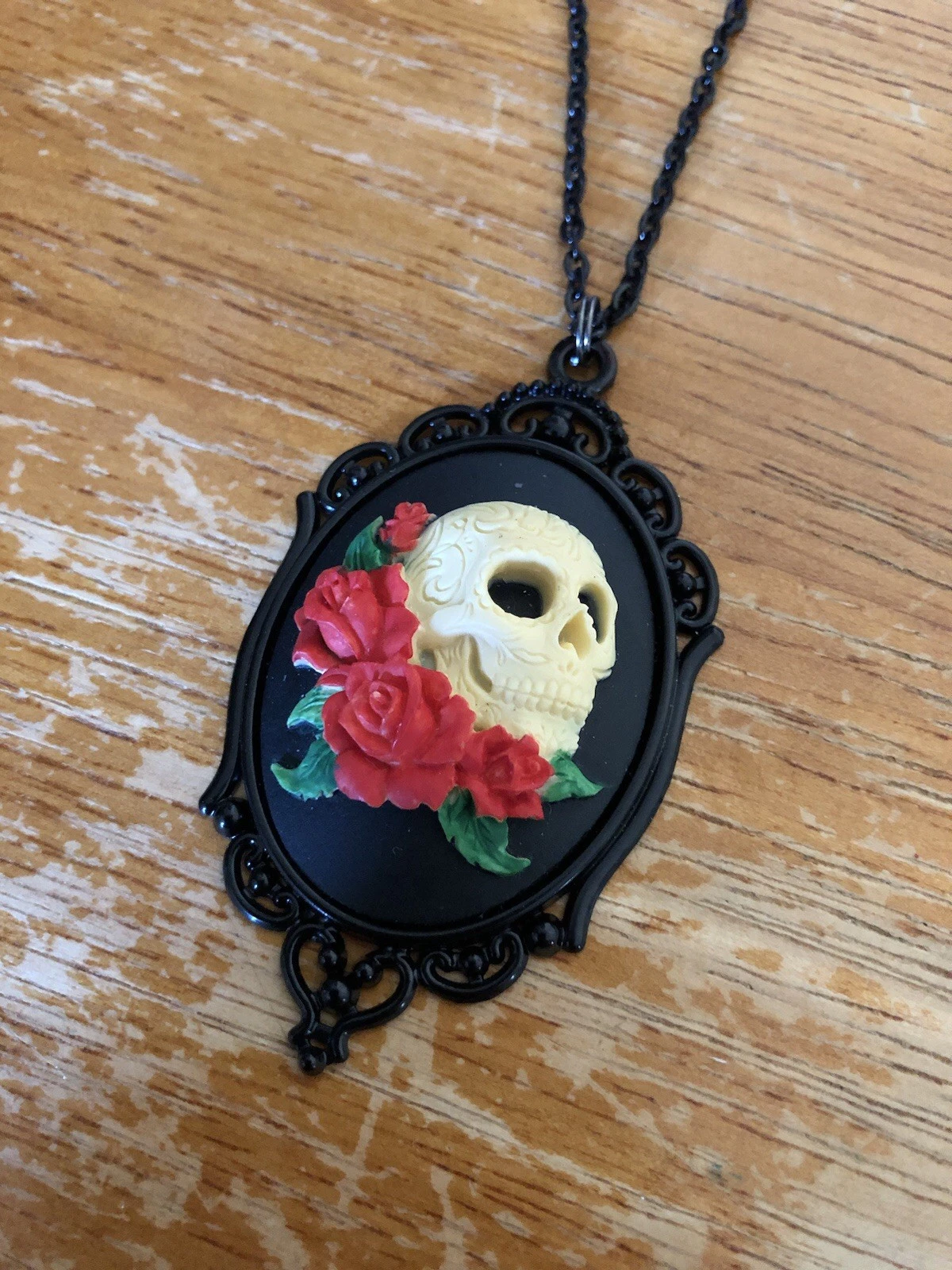 VETEMENTS Collana con ciondolo gotico vintage rose rosse cammeo teschio zucchero Halloween stregoneria