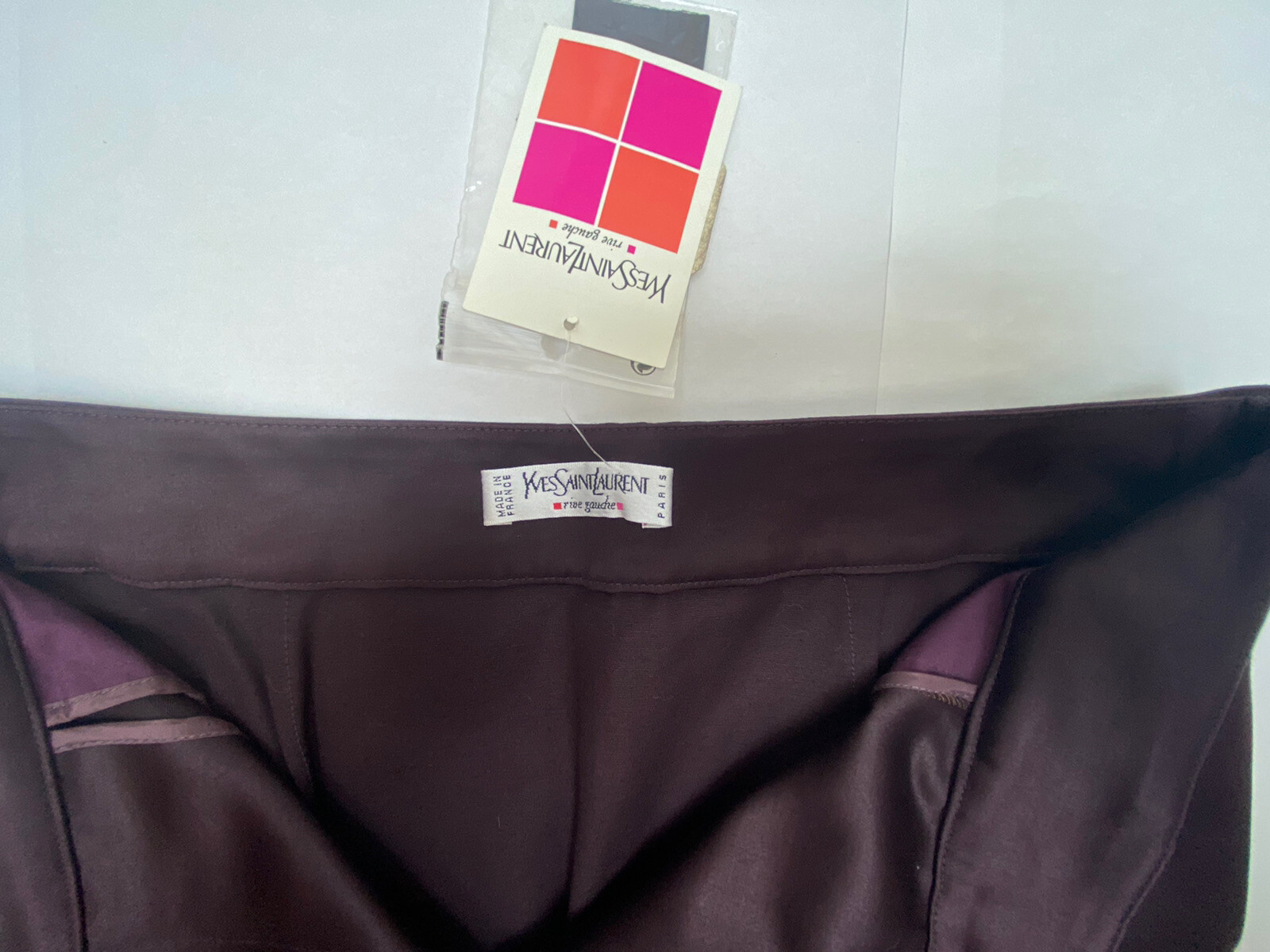 Gonna anteriore piatta Yves Saint Laurent nuova con etichette bordeaux taglia 36 IT
