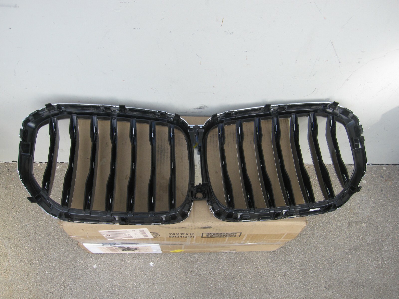 7454887 BMW X5 Front Bumper Grill Chrome 2 Broken Ribs 7454887-11 
