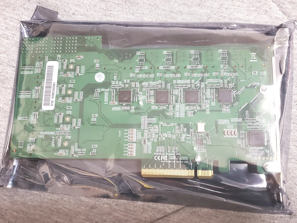 Tarjeta HBA Highpoint Rocket 750 PCIe - Controlador de unidad 40x 12Gbs SAS / 6Gbs SATA Foto 4 de 4