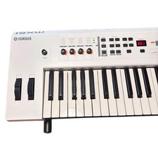 YAMAHA MX61 Synthesizer 61-key White with Stand Foot Pedal Case