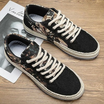 Sportliche Herrenschuhe als Laufschuhe und Freizeit Sneaker