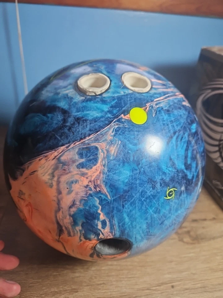 Bola de boliche de gravedad virtual Tormenta de 15 lb 15 libras perforada derecha para mano derecha Foto 4 de 4