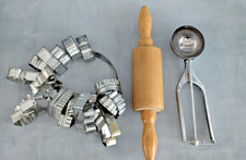 19 Plätzchen-Ausstecher Keks-Ausstechformen Nudelholz Kugelformer Backen Vintage