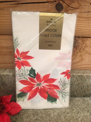 Cubierta de mesa puente de papel de poinsettia y acebo de colección Hallmark 44"" x 44"" nueva en paquete - Imagen 2 de 2