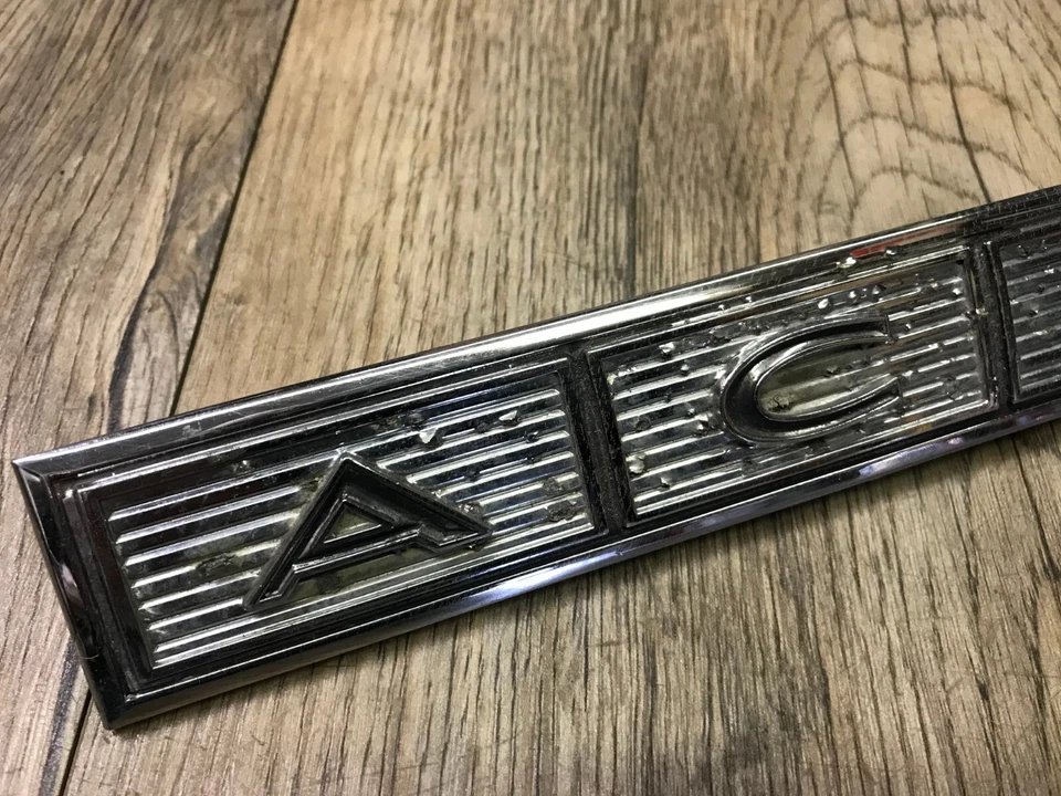 68 Pontiac Acadian 1968 raro OEM panel trasero adorno 3404689 Foto 2 de 4