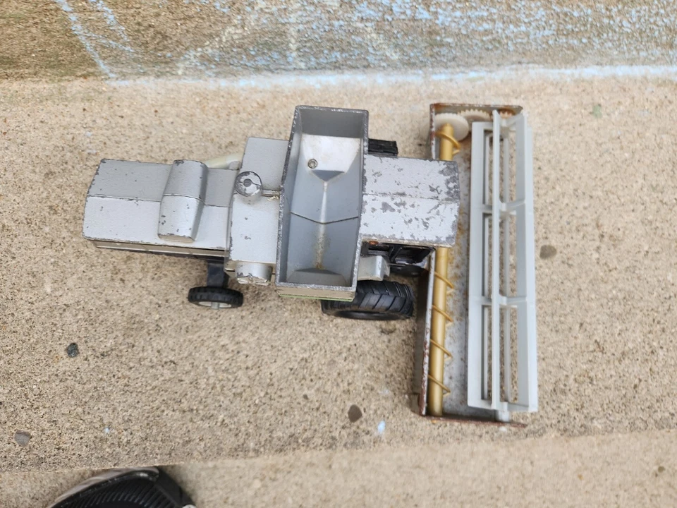 1/32 Gleaner L3 Deutz Allis Combine With Grain Head. Ertl Stock No. 1207 - Image 3 of 4