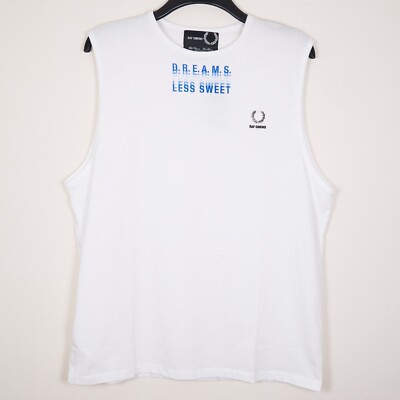Raf Simons Fred Perry ärmellose Herrenweste weiß Spruchmuster Metalllogo Large