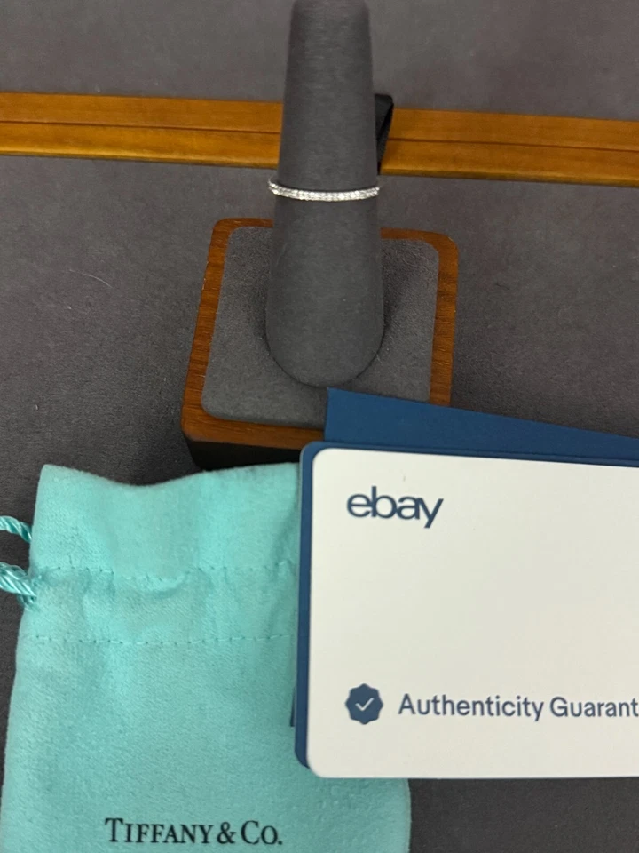 Tiffany & Co. Anillo de media eternidad de diamantes de platino talla 6,75 de EE. UU. Foto 2 de 4