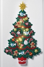 Bucilla PLAID MERRY  BRIGHT CHRISTMAS TREE LIGHTED Felt Kit Wall Hanging OOP