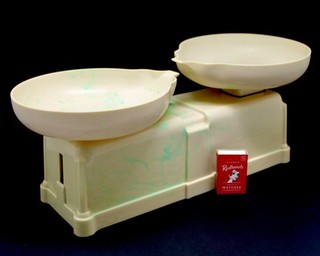 1930s Art Deco Green & Cream Marbled Bakelite 'FUTURIT ' Kitchen Balance Scales