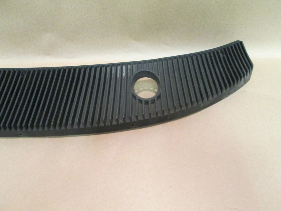 Внешняя решетка Ferrari Mondial LH — капот лобового стекла, No 60587600 - Изображение 3 из 4