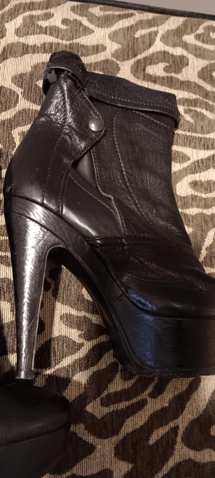 VERA WANG LAVANDA $295 BOTINES DE CUERO NEGRO BOTAS TACONES BROCHES DE AGUJA TALLA 5,5 Foto 3 de 4