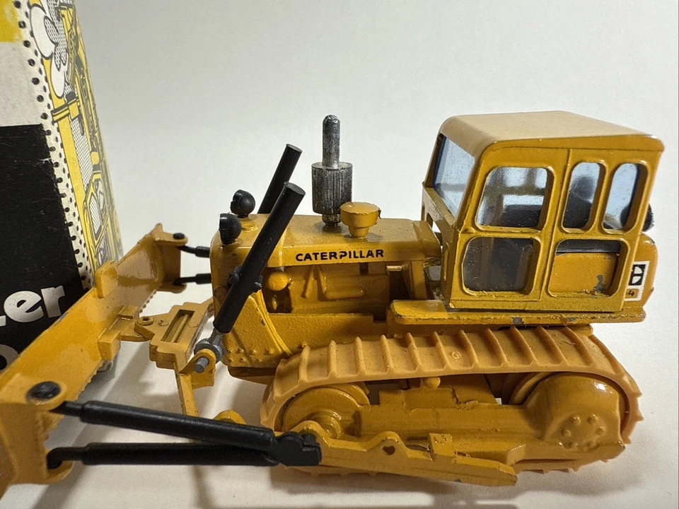 Caterpillar CAT D4D D4 Dozer #119 1:50 Scale Diecast Model Vintage 1980s J33 - Image 2 of 3