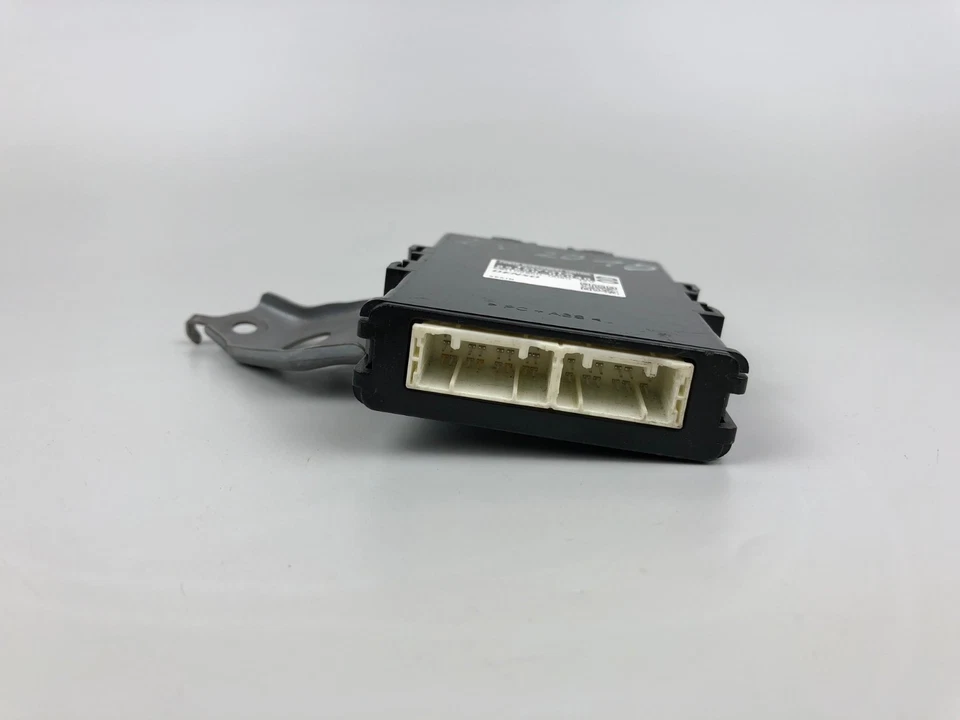 Original Toyota Avensis Power Management Control Module PMC unit 8969005040 - Image 3 of 4