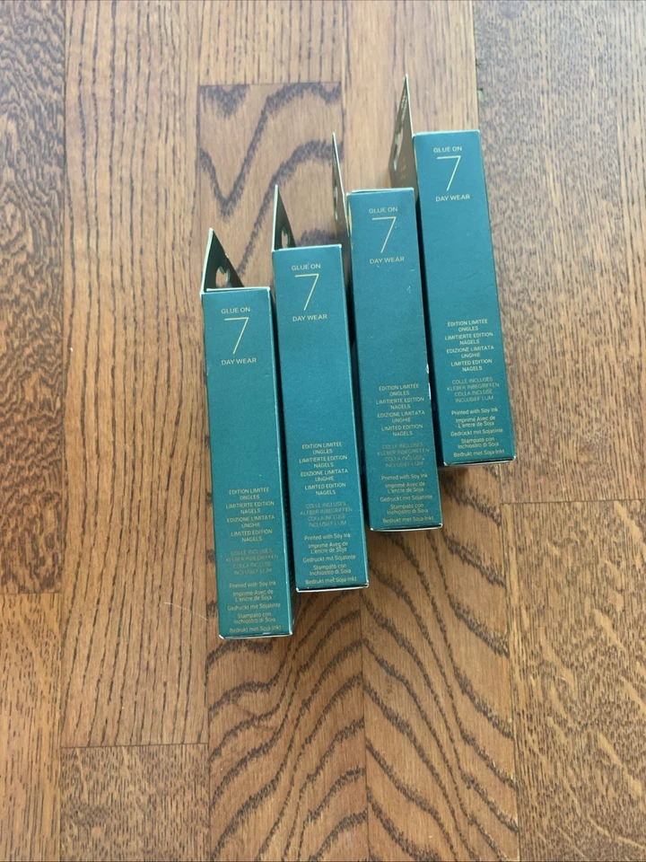 Paquete de cuatro uñas adhesivas Kiss edición de Navidad Foto 3 de 4