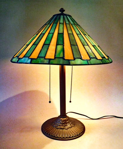 SIGNED ANTIQUE ARTS CRAFTS HANDEL ERA STAIN LEADED VINTAGE GLASS LAMP, 1910