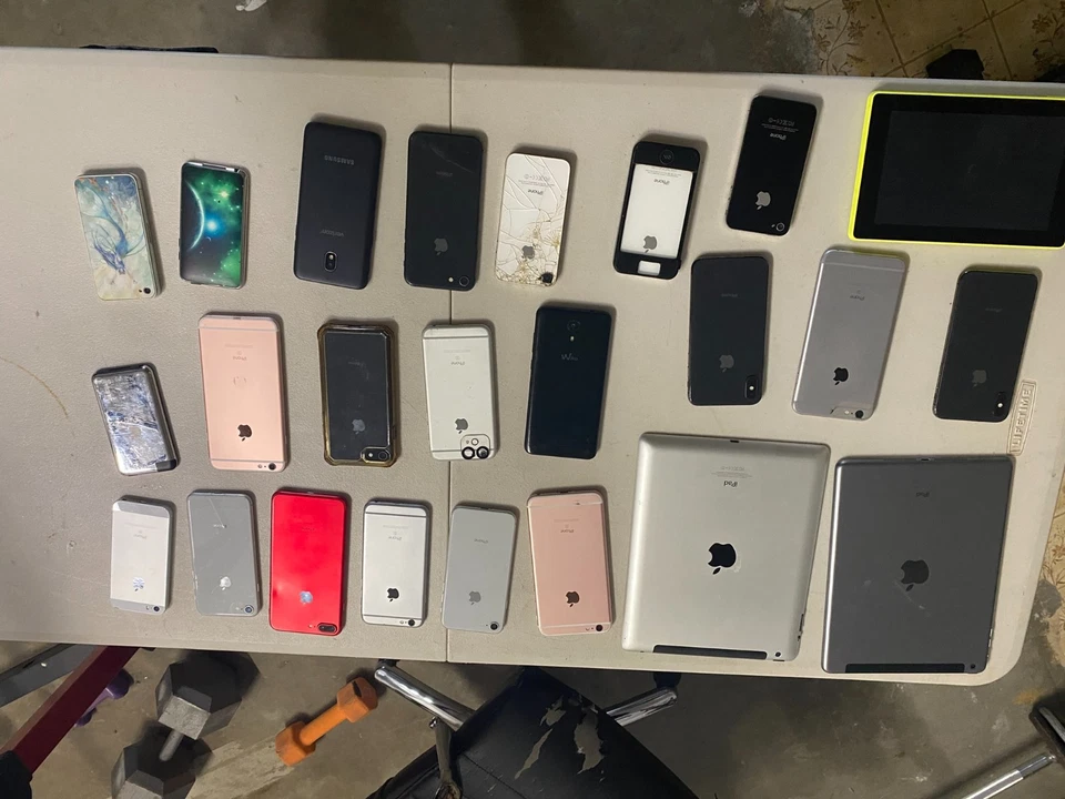 LOTE DE TECNOLOGÍA - 21 iPhones + 2 iPads por solo $100 🔥 Foto 2 de 4