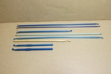 A VARIETY of 8 CROCKET HOOKS INCLUDING BOYE