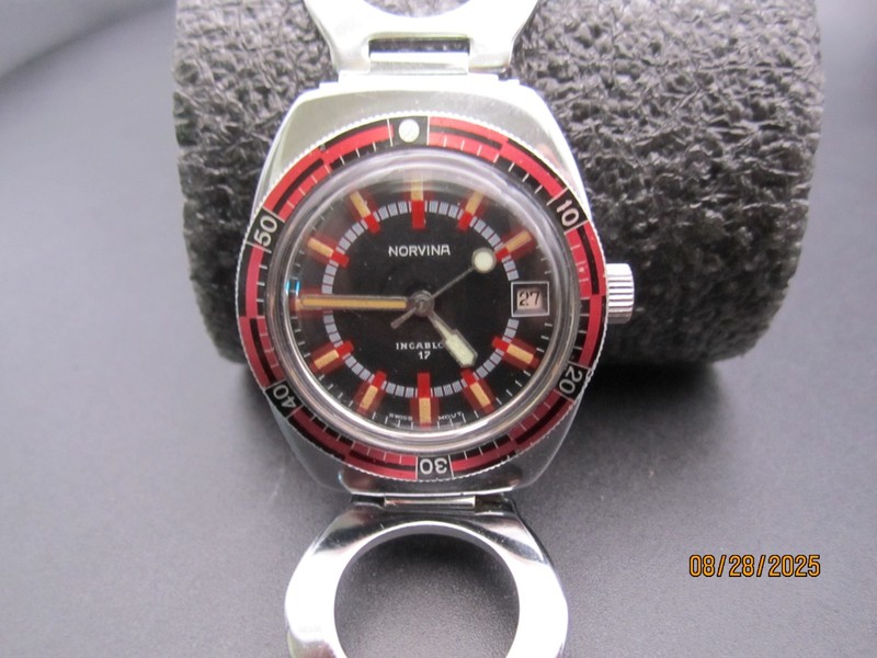NORVINA DIVE WATCH 17 JEWEL VERY RARE RUNS GREAT