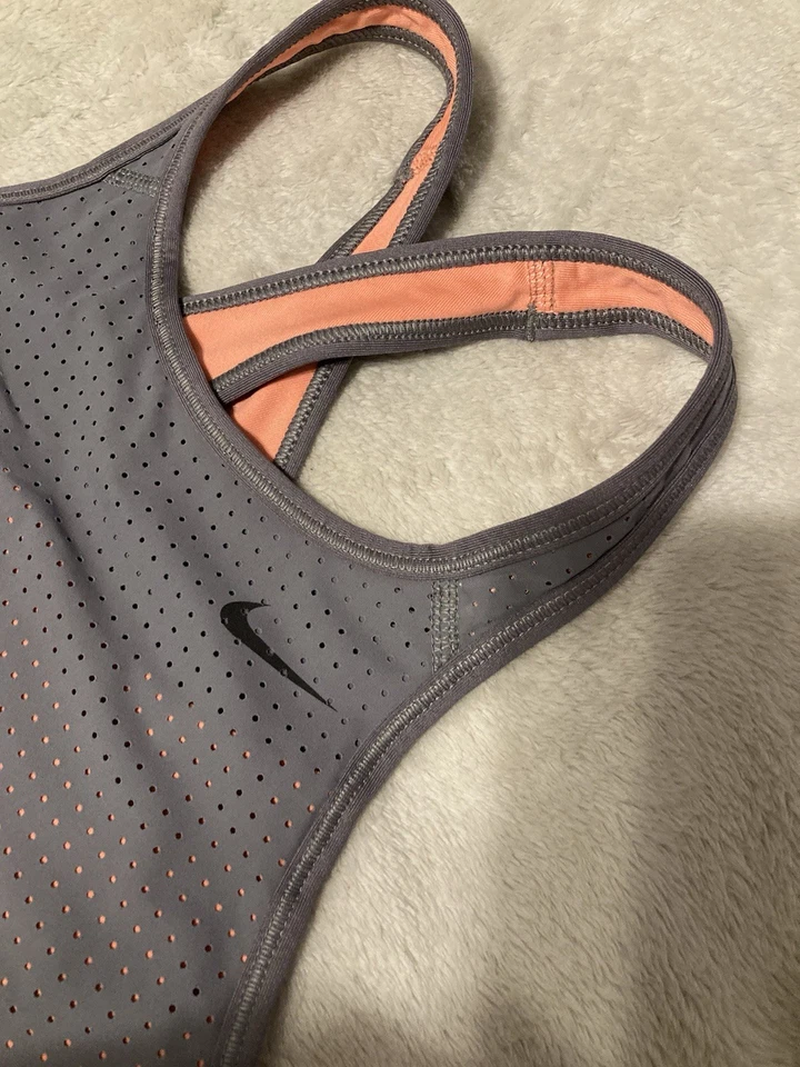Sutiã esportivo Nike Cross Back cinza Dri Fit tamanho pequeno com detalhes laranja neon - Imagem 2 de 4