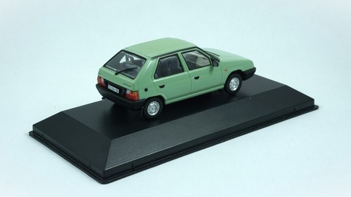 1:43 Skoda Favorit 136 LS green 1991 De Agostini (not Abrex, IXO) - Zdjęcie 2 z 3