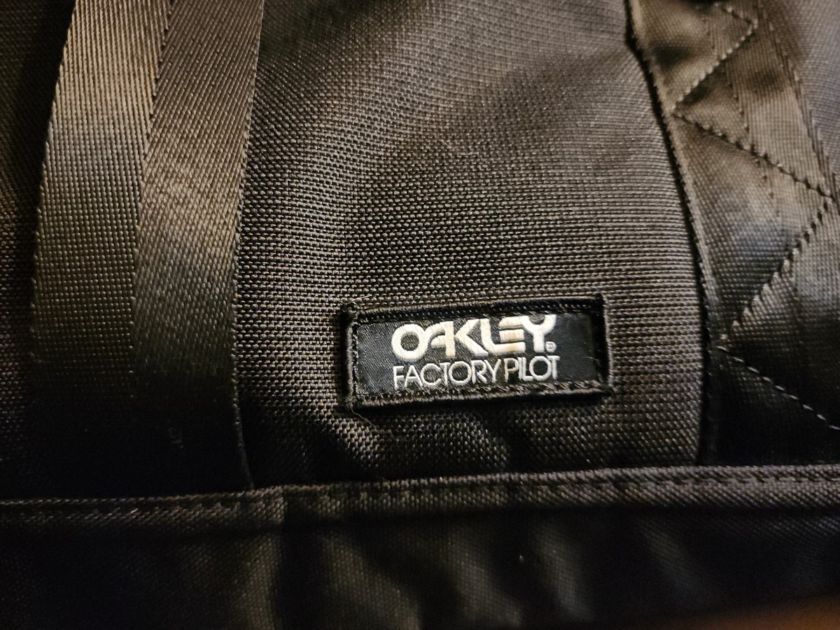 Oakley Motion 42L Factory Pilot Duffel Bag Blackout Roll Top Carry Case View 2
