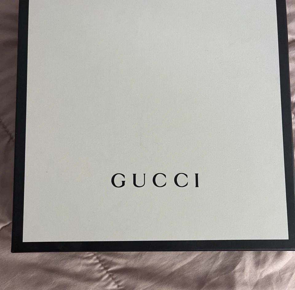 Gucci Caja Blanco y Negro con Papel de seda y Cinta Foto 3 de 3