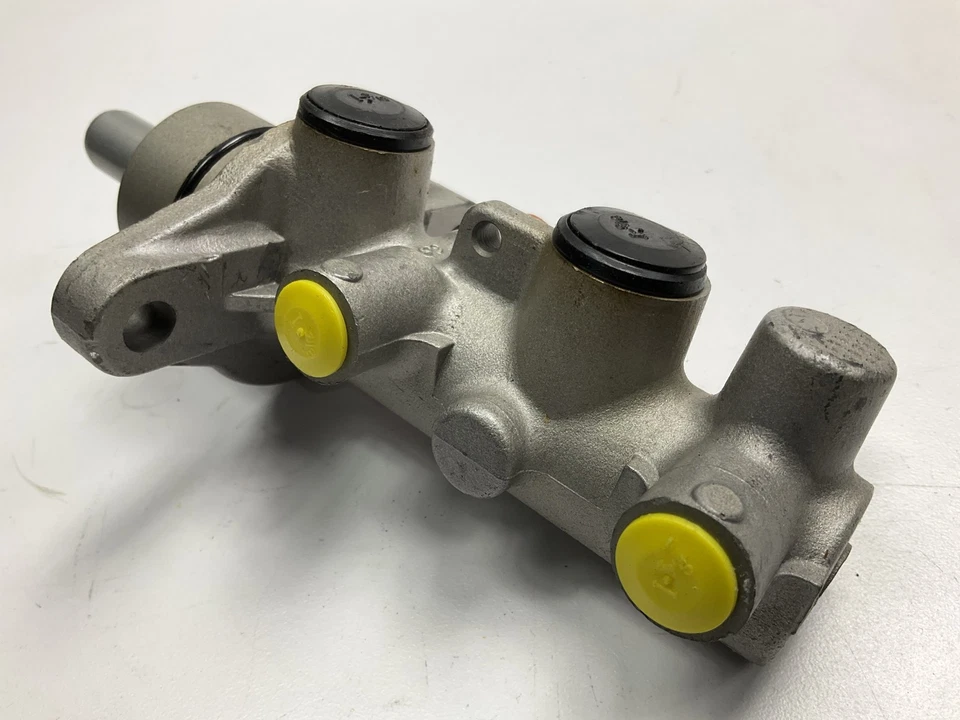 Cilindro maestro de freno Napa 390274 1995-2000 Metro, 1995-2001 Suzuki Swift Foto 2 de 4