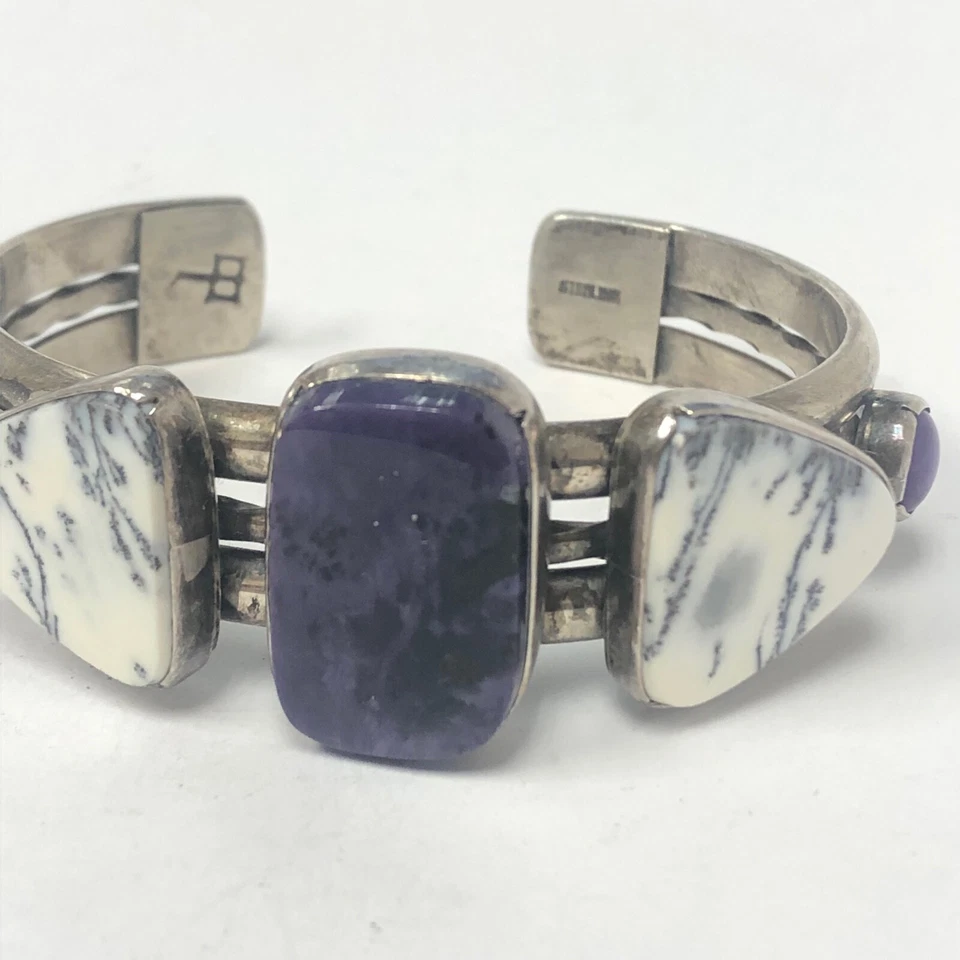 Brazalete hecho a mano de 5 piedras Sugilite y magnasita blanca Foto 2 de 4