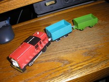 Tested Working Plastic Salty Motorized Thomas the train with 2 Cars Free SHIP