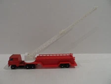DIECAST HO SCALE INTERNATIONAL TRUCK WITH FIRE LADDER TRAILER RED