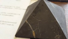 Schungit Pyramide 10 cm poliert original aus der ZAZHOGINSKIJ MINE!