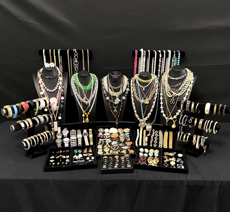 220 pc Antique Vintage Estate Costume Jewelry Some Signed. Lot 858