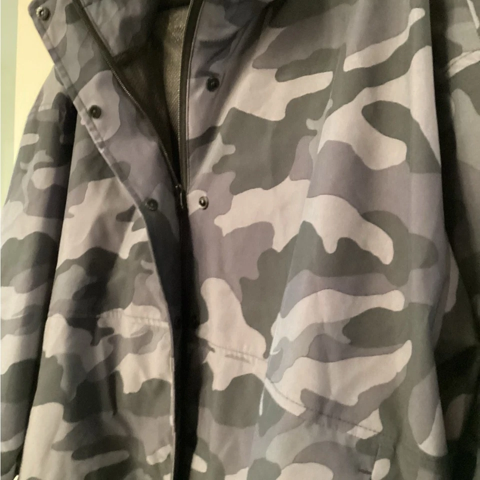 Cortavientos Old Navy Active 3x camuflaje, muy apreciado Foto 3 de 3