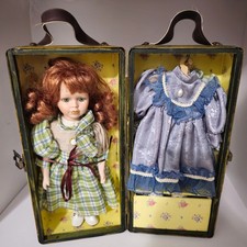 Bambola testa rossa vintage con guardaroba in legno custodia da viaggio 2 vestiti una camicia e altro