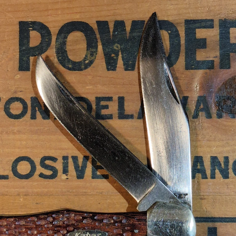 Faca de caçador dobrável vintage 1950 KABAR EUA - Madeira laminada irregular - Imagem 2 de 4