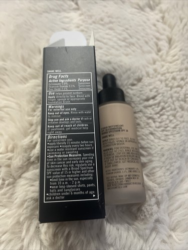 MAC Water Weight SPF30 Foundation (NC20) (30ml) - Picture 2 of 3