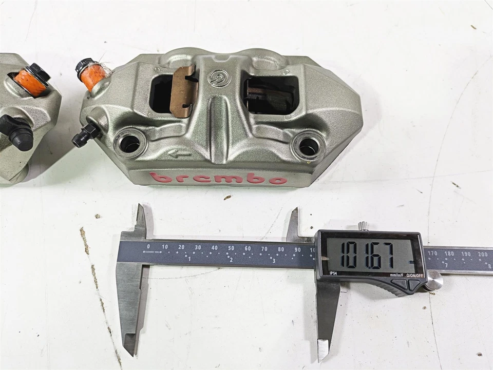 Pinzas de freno delanteras Triumph Speed Triple RS 1050 2019 Brembo M4 100 mm T2023530 Foto 2 de 4