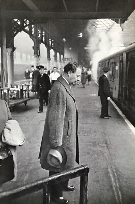 Hugh Gaitskell nach Wahlniederlage, Bahnhof Leeds 1959 von Larry Burrows