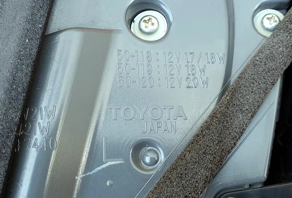 Luz interior del maletero Lexus LS600H 2010-2012 lado izquierdo (lado del conductor) fabricante de equipos originales Foto 3 de 4