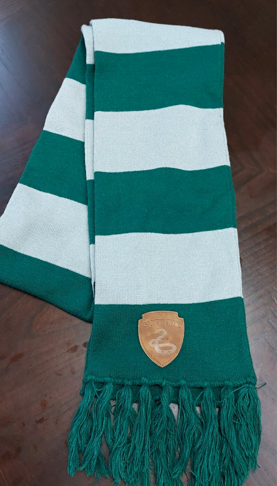 Harry Potter Slytherin Bufanda a Rayas Verdes y Grises con Parche en Cresta de Flecos