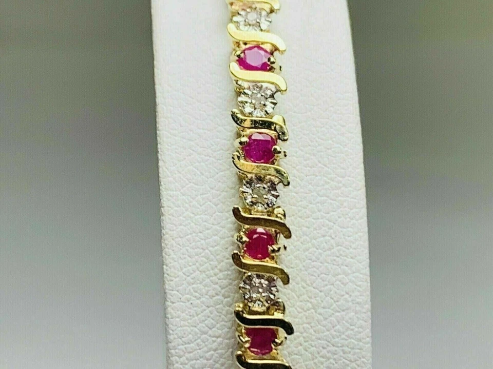 Brazalete de lujo redondo de diamantes y rubíes simulados de 10 quilates para mujer acabado en oro amarillo de 14 quilates Foto 3 de 4