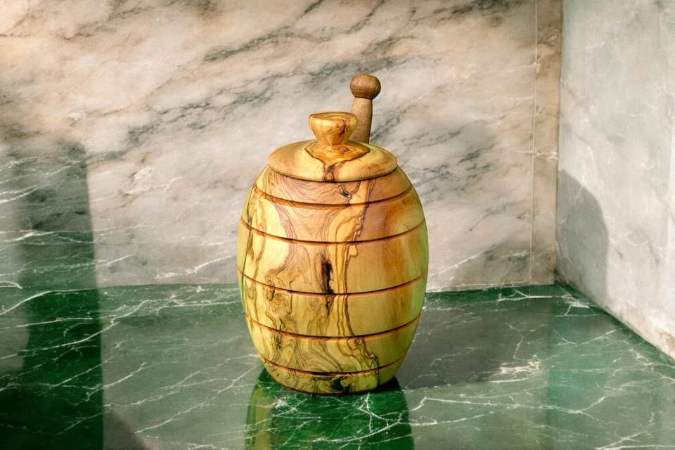 Maceta de miel de madera de olivo hecha a mano con cazo - Regalo rústico y único (4,5 oz) Foto 4 de 4