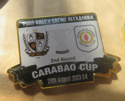 PORT VALE CREWE ALEXANDRA CARABAO CUP 2CD RUND SCHWARZ/WEISS 2023 = 24 BADGE