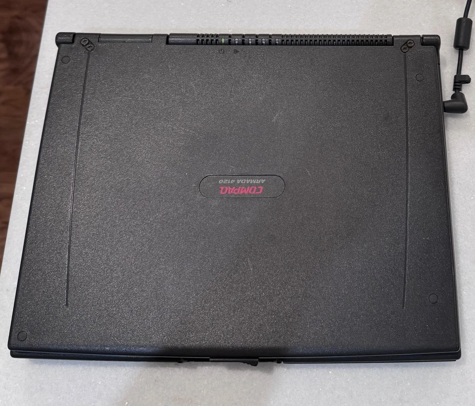 Portátil Compaq Armada 4120 de colección - enciende, sin sistema operativo, disco duro de 1 GB, batería incluida Foto 2 de 4
