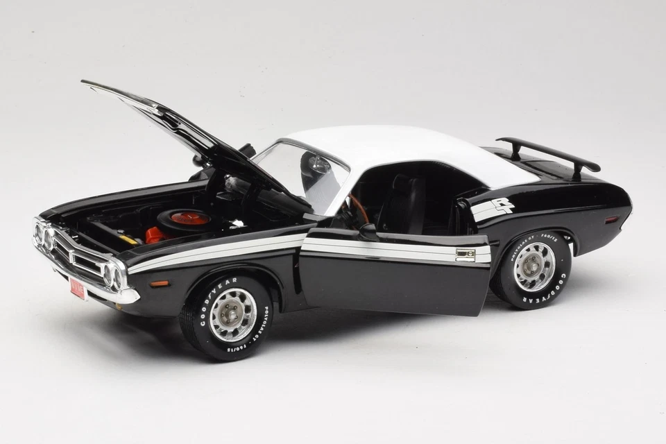 36549 Dodge Challenger R/T Black & White ERTL 1:18 - Immagine 2 di 4
