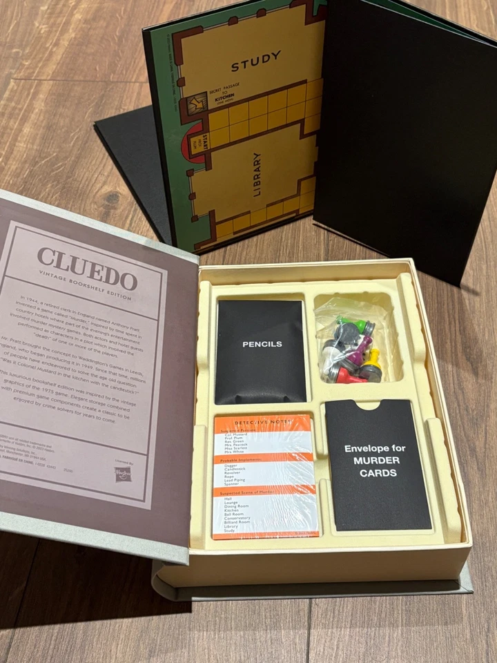 (NEW) Cluedo Hasbro Boardgame Vintage Bookshelf Collector's Edition - Image 4 of 4
